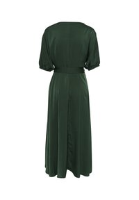 Lungo abito in satin verde con scollatura a girocollo, maniche a palloncino corte e vita con cintura. Presenta una silhouette fluida e una texture liscia.