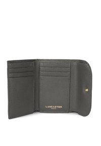 Grijze leren portemonnee met een geribbeld textuur, voorzien van meerdere kaartsleuven en gouden branding. Compact ontwerp met een drukknoopsluiting.