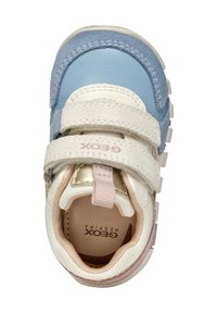 Sneaker azzurro chiaro e bianco con accenti rosa e oro, dotato di due cinturini in velcro, texture in suede e pelle, e interno imbottito.