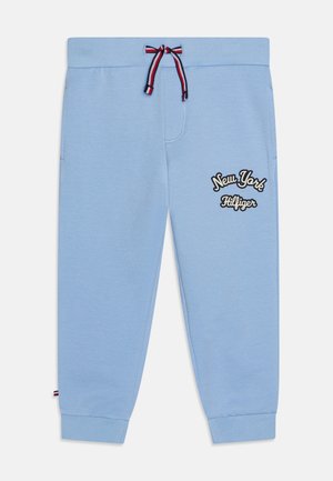 Pantaloni della tuta azzurri in morbido tessuto, con vita elastica e cordino rosso e blu, e logo ricamato "New York Hilfiger".