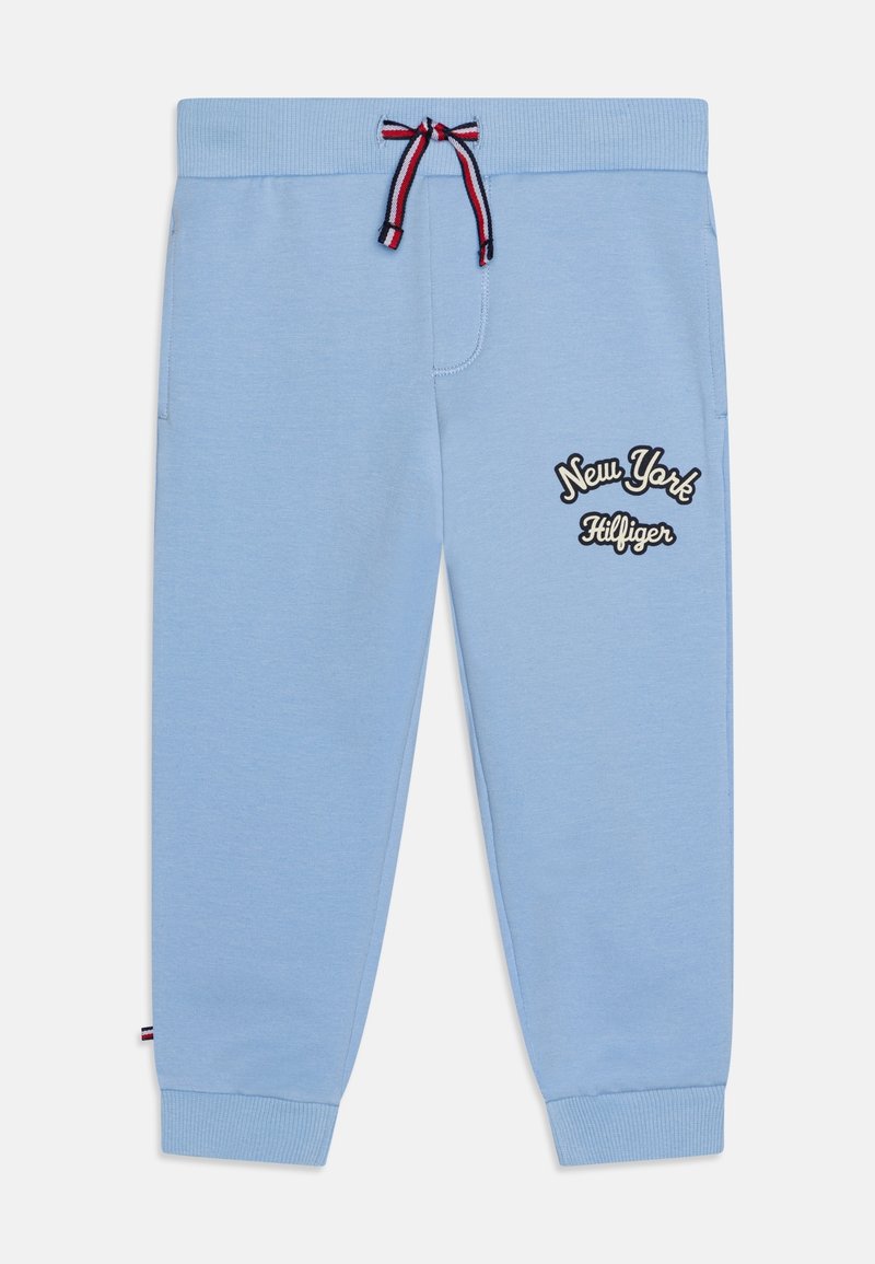 Pantalons de survêtement bleu clair en tissu doux, dotés d'une taille élastique avec un cordon rouge et bleu et un logo brodé "New York Hilfiger".
