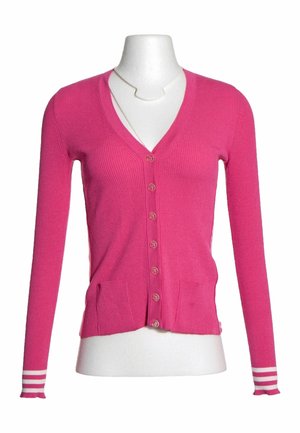 Roze geribd vest met lange mouwen, V-hals, knopen aan de voorkant, twee zakken en witte gestreepte manchetten, getoond op een wit mannequintorso.