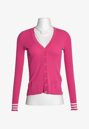 Cardigan rose côtelé à manches longues avec col en V, boutons sur le devant, deux poches et poignets rayés blancs, présenté sur un buste de mannequin blanc.