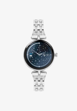 Orologio argentato con cassa rotonda, quadrante scuro a motivo stellato, indicatori delle ore chiari e bracciale con applicazioni di cristallo. Indicatore della batteria visibile.