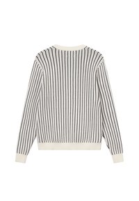 Strikkegenser i kremfarge med vertikale svarte striper, med rund hals, lange ermer og ribbestrikkede mansjetter og nederkant.