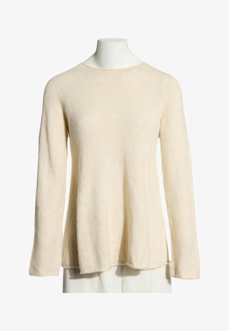 Pull en maille manches longues couleur crème avec un col rond exposé sur un buste de mannequin blanc sans tête.