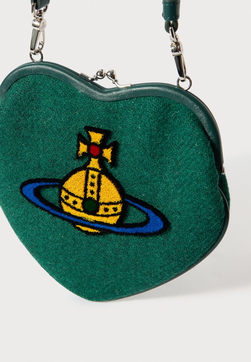 Groen hartvormige tas gemaakt van getextureerd materiaal met een geborduurd ontwerp met een gele kroon en blauwe ringaccenten. Zilveren beslag.