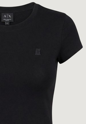 T-shirt noir slim fit Armani Exchange avec manches courtes et petit logo AX brodé sur la poitrine gauche.