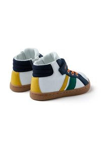 Baskets montantes en matériau synthétique blanc avec des accents marine, vert, jaune et des lacets orange. Semelle en caoutchouc avec le logo de la marque.