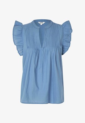 Světle modrá blůza s krátkými volánovými rukávy, výstřihem do plastronu a vertikálními sklady v přední části. Vyrobena z měkké, prodyšné tkaniny.