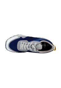 Zapatilla deportiva con parte superior de malla azul, acentos de ante gris, cordones blancos y suela de goma gris. Incluye una pestaña en el talón amarilla para facilitar el calzado.