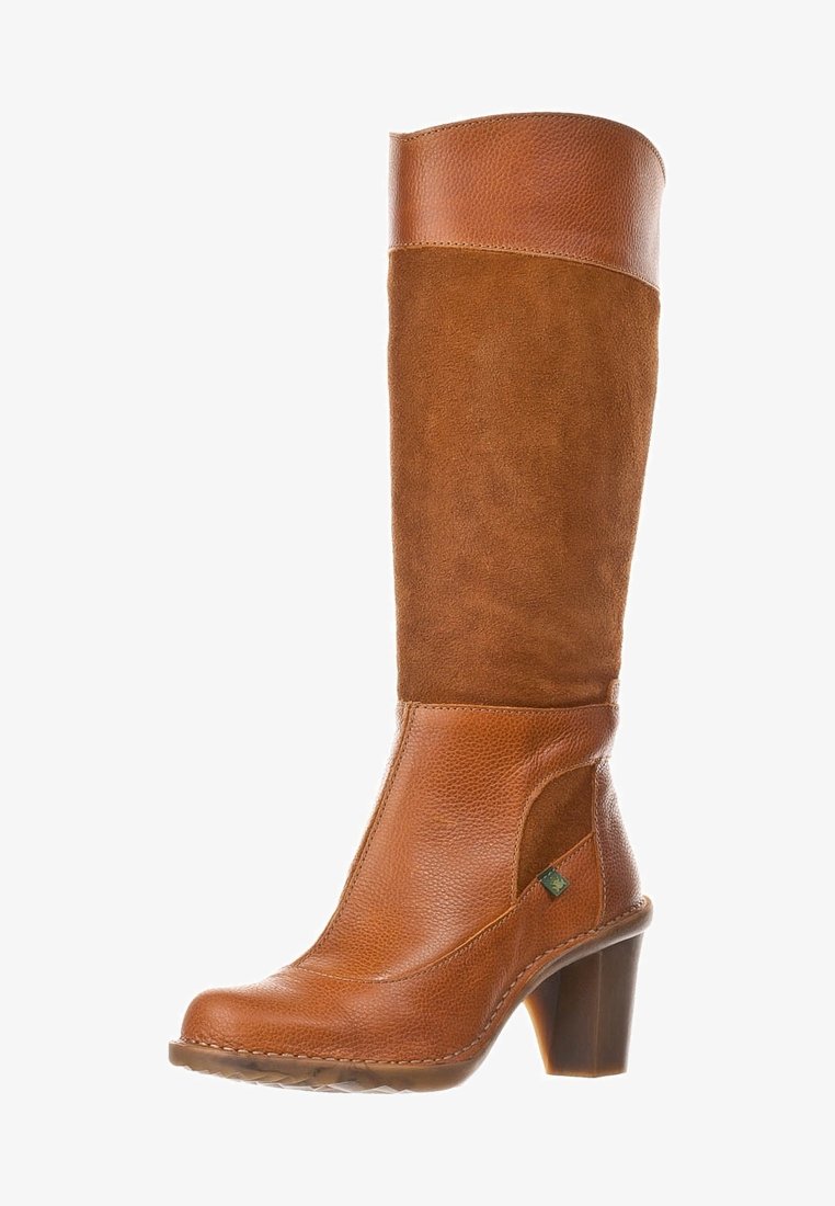 Botas altas marrones que combinan cuero liso y ante, con un tacón cuadrado y detalles de costura. Acento notable de etiqueta verde.