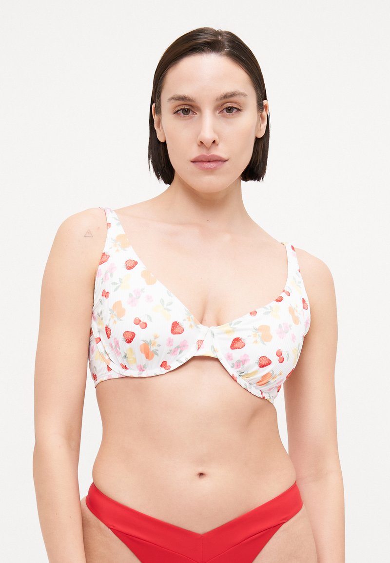 Weißer Bikini-Oberteil mit floralem Muster, das Erdbeeren und Pfirsichformen zeigt. Strukturierte Form mit breiten Trägern und gerafftem Stoff.