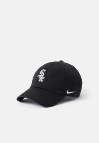 Melnā beisbola cepure, izgatavota no kokvilnas ar izliekto maliņu. Priekšpusē ir balts izšūts logo un Nike swoosh detaļa sānos.