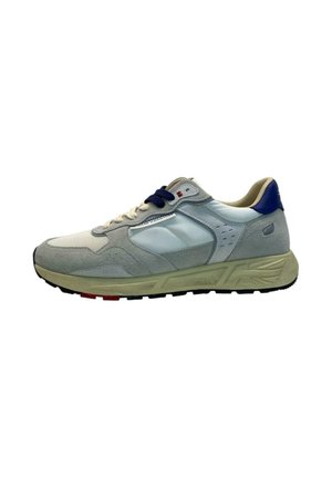 Sneaker basso in suede grigio, pannelli laterali in mesh bianco, lacci blu navy e suola beige con battistrada texturizzato.
