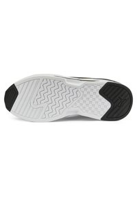 Czarno-biała podeszwa sportowego obuwia z wyraźnymi wzorami tekstury, zygzakowymi rowkami oraz gładką sekcją z logo na czarnej części.