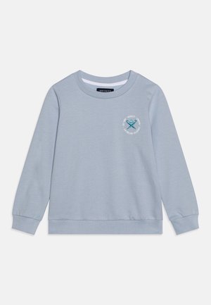 Felpa azzurro chiaro realizzata in tessuto morbido, con scollo tondo, maniche lunghe e un logo circolare sul petto.