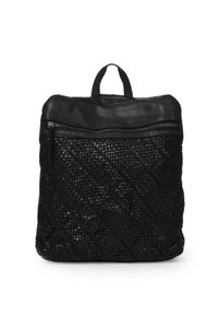 Sac à dos tissé noir en cuir texturé avec une partie supérieure lisse, comportant une poche frontale zippée et une poignée supérieure pour un transport facile.