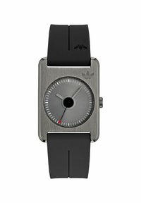 Montre carrée avec un boîtier en métal argenté brossé et un bracelet en caoutchouc noir. Le cadran gris présente des index horaires, des aiguilles noires et une touche de rouge.
