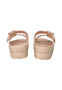 Sandali flip-flop rosa chiaro con suola in gomma testurizzata, apertura sul retro e una singola fascia regolabile sul lato. Finitura liscia e forma arrotondata.