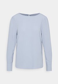 Maglietta azzurro chiaro a maniche lunghe con scollatura rotonda, morbida al tatto, spalle plissettate e chiusura a bottone sul retro.