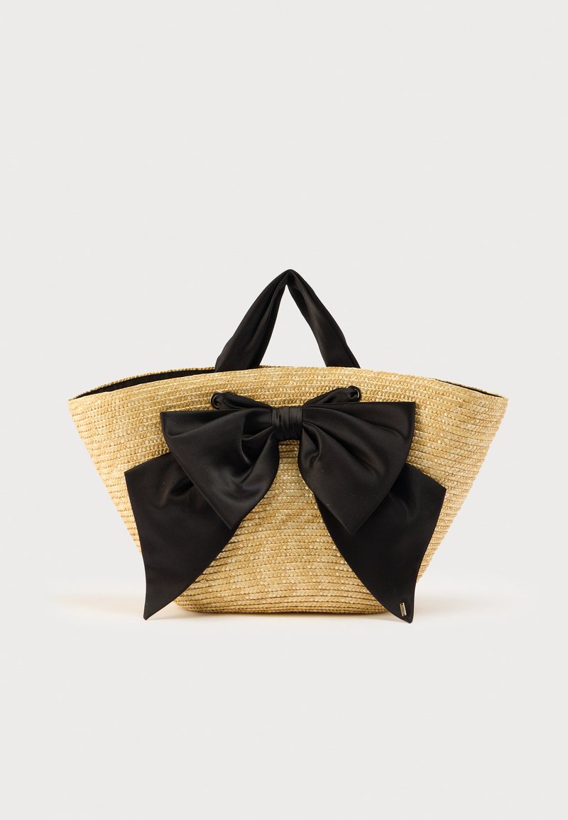 Τσάντα ώμου από ψάθα με μεγάλο μαύρο σατέν φιόγκο στο μπροστινό μέρος, δύο κοντά χερούλια και στιβαρό, ανοιχτό πάνω μέρος.