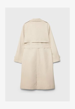 Beżowy płaszcz trench z jednorzędowym zapięciem, długimi rękawami i paskiem w talii. Posiada rozcięcie z tyłu oraz klasyczny kołnierz. Gładka tekstura.