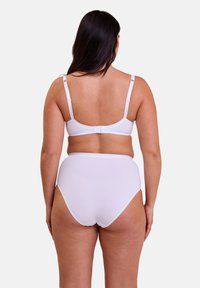 Ensemble de lingerie blanche comprenant un soutien-gorge simple avec des bretelles réglables et une culotte haute assortie, tous deux avec des textures lisses et sans motifs.