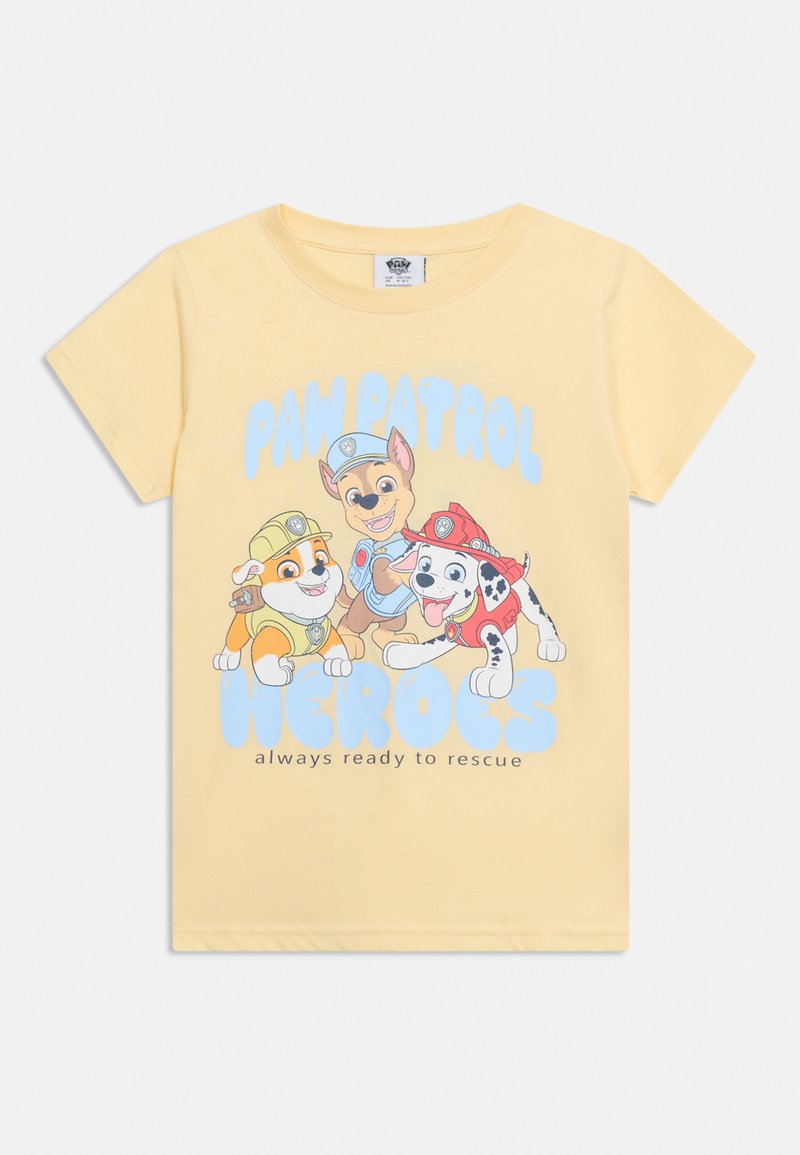 Κίτρινο t-shirt με τρεις σκύλους Paw Patrol που φορούν κράνη και στολές, με κείμενο «Paw Patrol Ήρωες πάντα έτοιμοι για διάσωση.»