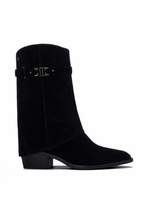 Bota negra de ante hasta media pantorrilla con tacón bajo y bloque, y una correa decorativa con hebilla plateada alrededor de la parte superior.