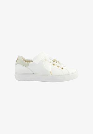 Hvid lædersneakers med lysegråt hæl-patch, gyldne snørehuller, store perlelignende snørebånd og en matchende hvid sål mod en hvid baggrund.