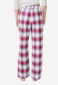 Flanellen pyjamabroek met een rood, wit en blauw geruit patroon. Voorzien van een elastische tailleband en twee achterzakken. Losse pasvorm.