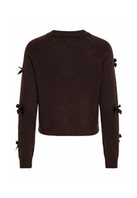 Pull marron foncé à manches longues avec de petits nœuds en ruban noir fixés le long des côtés extérieurs des deux manches, col rond et poignets ajustés.
