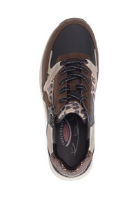 Bruine en zwarte sneakers met accenten van luipaardprint, textuurmaterialen, een gewatteerde kraag en zwarte veters. Bevat een metalen zijrits.