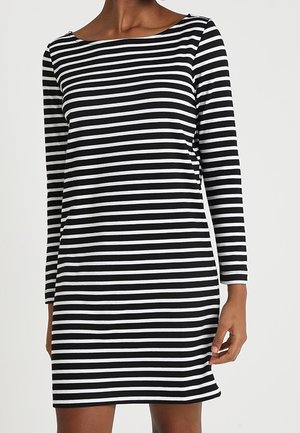 Robe longue à rayures noires et blanches à manches longues avec un décolleté bateau et une coupe droite, fabriquée à partir d'un tissu lisse et extensible.
