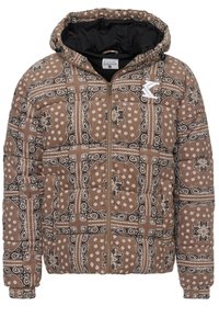 Chaqueta acolchada marrón con un patrón de paisley en blanco y negro. Cuenta con capucha, cremallera frontal y puños elásticos. Etiquetada con un logo blanco.