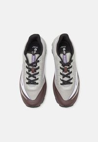 HI-TEC HTS74 FLASH TRAIL UNISEX - Zapatillas - gray violet/shark/chocolate plum