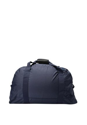 Granatowa torba sportowa wykonana z trwałej tkaniny, z dwiema mocnymi uchwytami, zapinaną na zamek główną komorą oraz gładką fakturą.