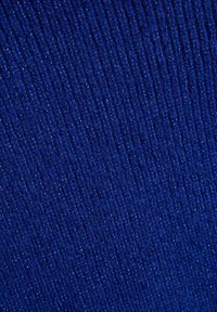 Tessuto lavorato a maglia di un blu profondo con un motivo testurizzato a coste e sottili accenti di glitter, creando profondità visiva e lucentezza.