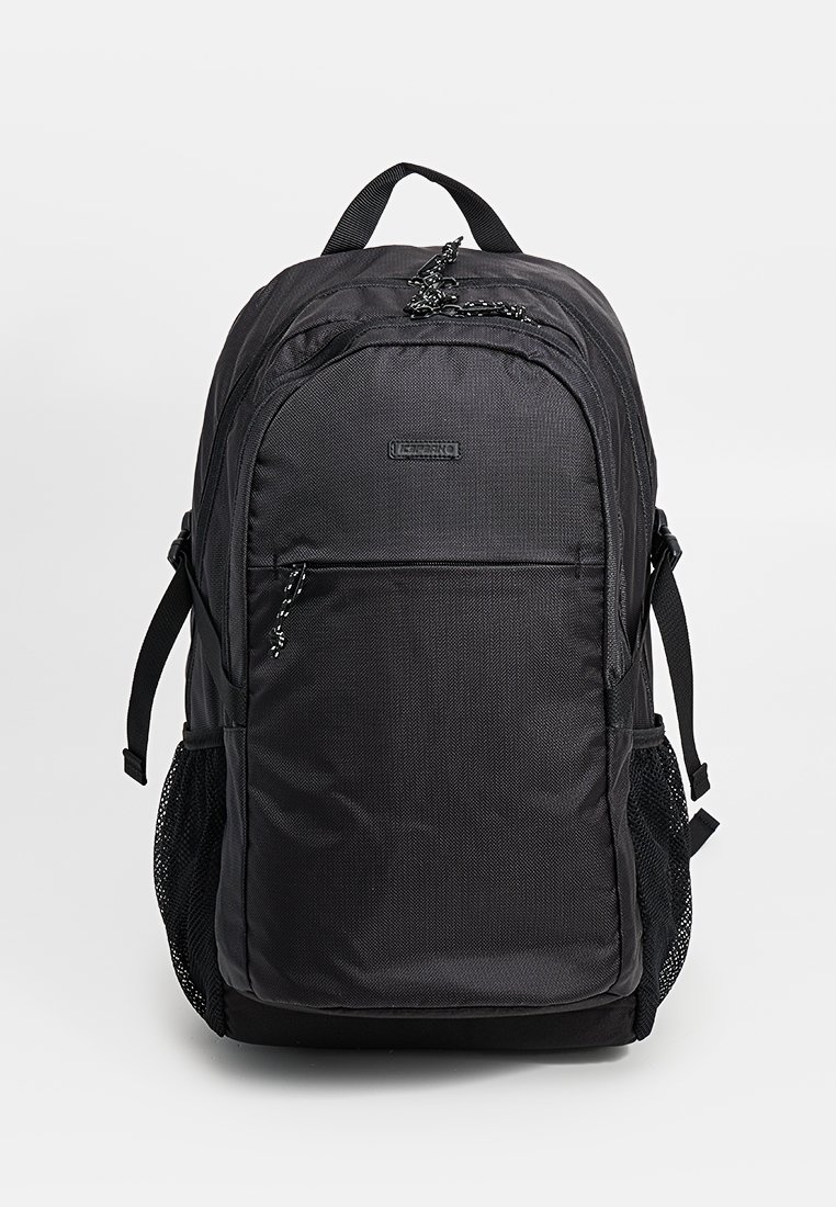 Zwarte rugzak gemaakt van duurzaam materiaal, met een hoofdvak, een ritsvak aan de voorkant, zijvakken van mesh en gewatteerde schouderbanden.