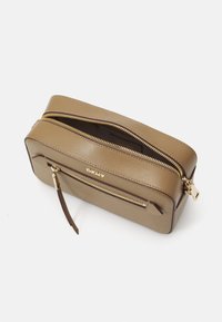 DKNY BRYANT AVE CAMERA BAG - Axelremsväska - taupe