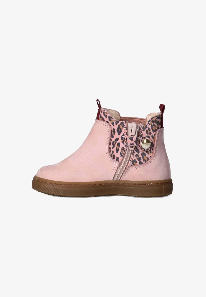Stivaletto alla caviglia in suede rosa con dettagli leopardati, zipper laterale e bottone decorativo. Suola in gomma marrone con grip testurizzato.
