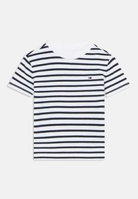 Λευκό T-shirt με οριζόντιες ναυτικές ρίγες, λαιμόκοψη τύπου crew, κοντά μανίκια και μικρό κεντητό λογότυπο στο αριστερό στήθος.