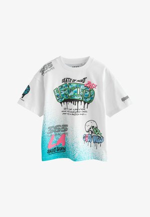 Bela bombažna majica s kratkimi rokavi, s pisanimi grafičnimi potiski v roza, zeleni in modri barvi, ki prikazujejo različne motive v skate styleu.