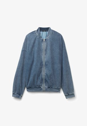 Chaqueta bomber azul con cremallera, cuello, puños y dobladillo acanalados, hecha de tela suave similar al denim, exhibida sobre un fondo blanco.
