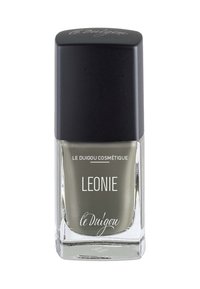 Nagellackflasche mit rechteckigem Glasboden, dunkelgrauem Deckel und matter olivgrüner Lackfarbe im Inneren. Mit weißem Text, der "LEONIE" beschriftet.