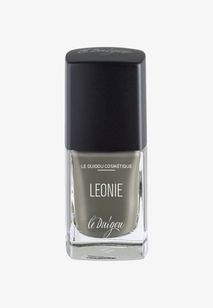 Nagellackflasche mit rechteckigem Glasboden, dunkelgrauem Deckel und matter olivgrüner Lackfarbe im Inneren. Mit weißem Text, der "LEONIE" beschriftet.