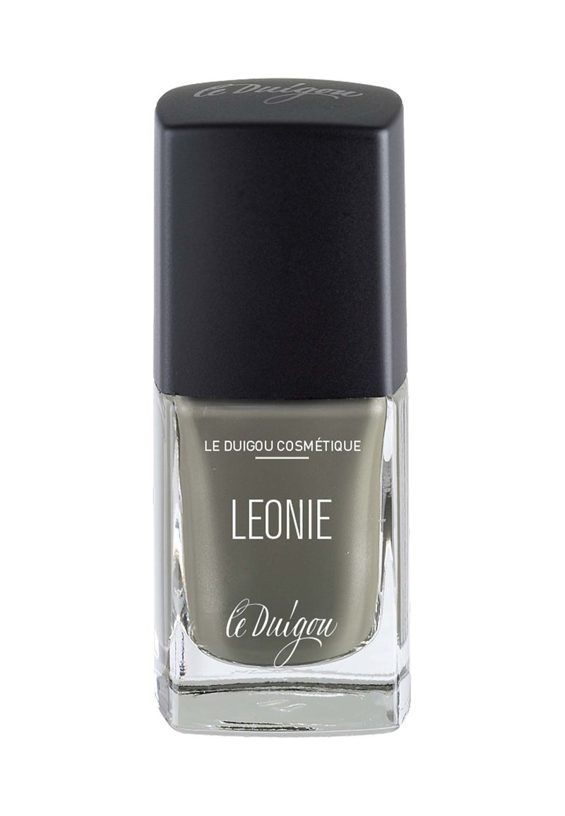 Nagellackflasche mit rechteckigem Glasboden, dunkelgrauem Deckel und matter olivgrüner Lackfarbe im Inneren. Mit weißem Text, der "LEONIE" beschriftet.