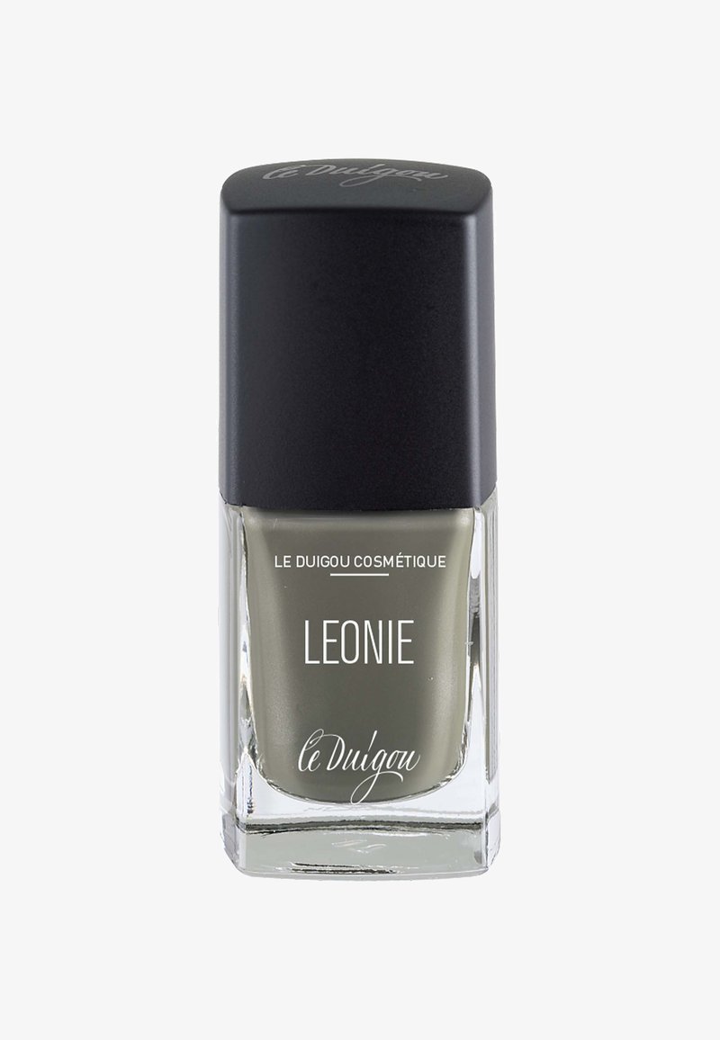Nagellackflasche mit rechteckigem Glasboden, dunkelgrauem Deckel und matter olivgrüner Lackfarbe im Inneren. Mit weißem Text, der "LEONIE" beschriftet.