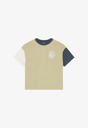 Kurzärmeliges T-Shirt mit hellgrünem Körper, marineblauen und weißen Ärmeln, rundem Ausschnitt und einem weißen, runden Motiv auf der Brust.